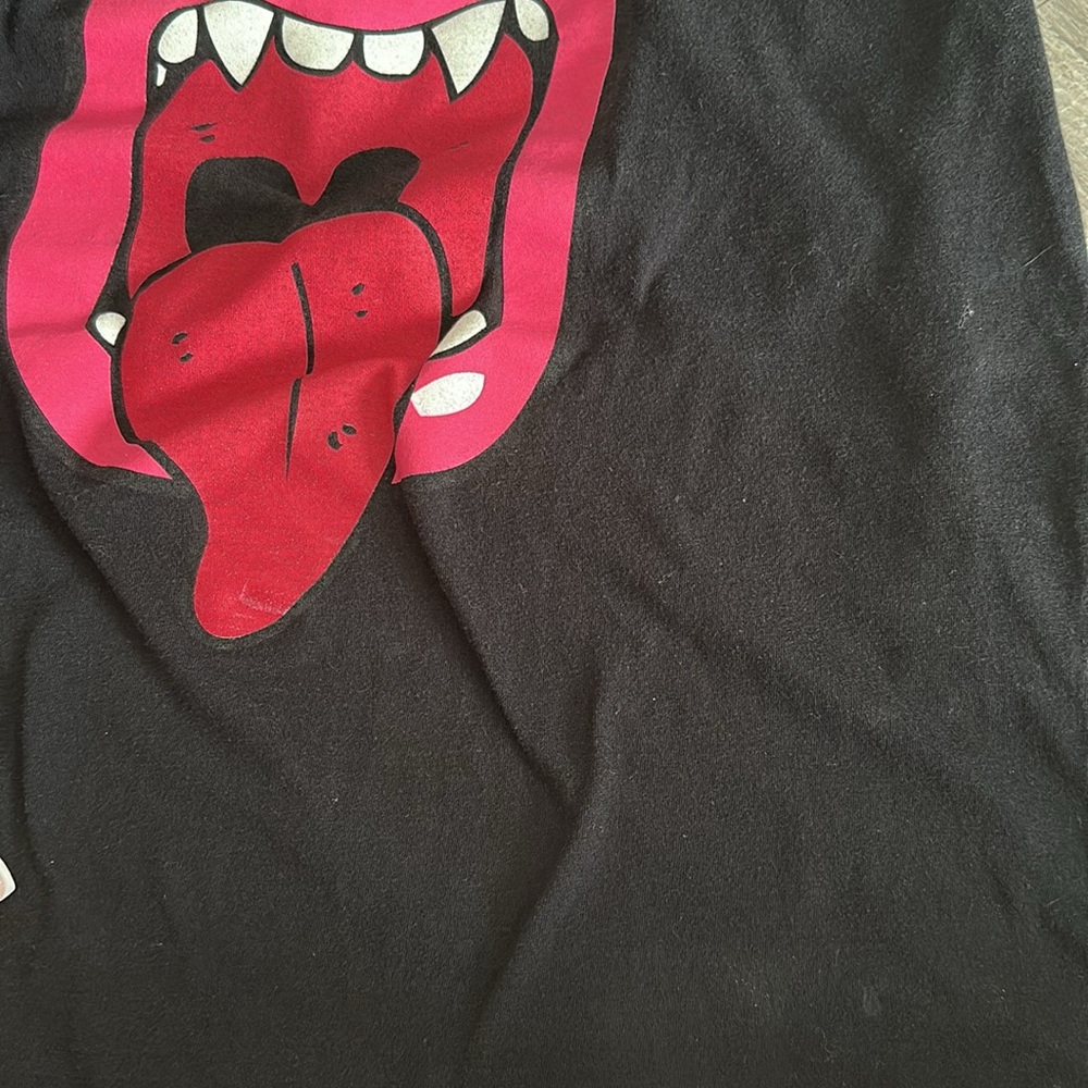 PrettyLittleThing Black Tee with Pink Graphic - Picture 5 of 5